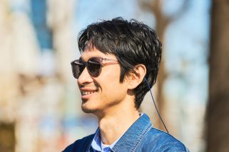 「セブン-イレブン限定の傑作サングラス付録」紫外線を浴びると色が変化！シャカの調光サングラスはストラップもケースも付いた超豪華セット！